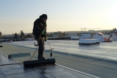 Bitumenschweißarbeiten auf dem Industriedach