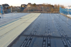 Bitumenabdichtungen einer Entwässerungsrinne auf dem Flachdach
